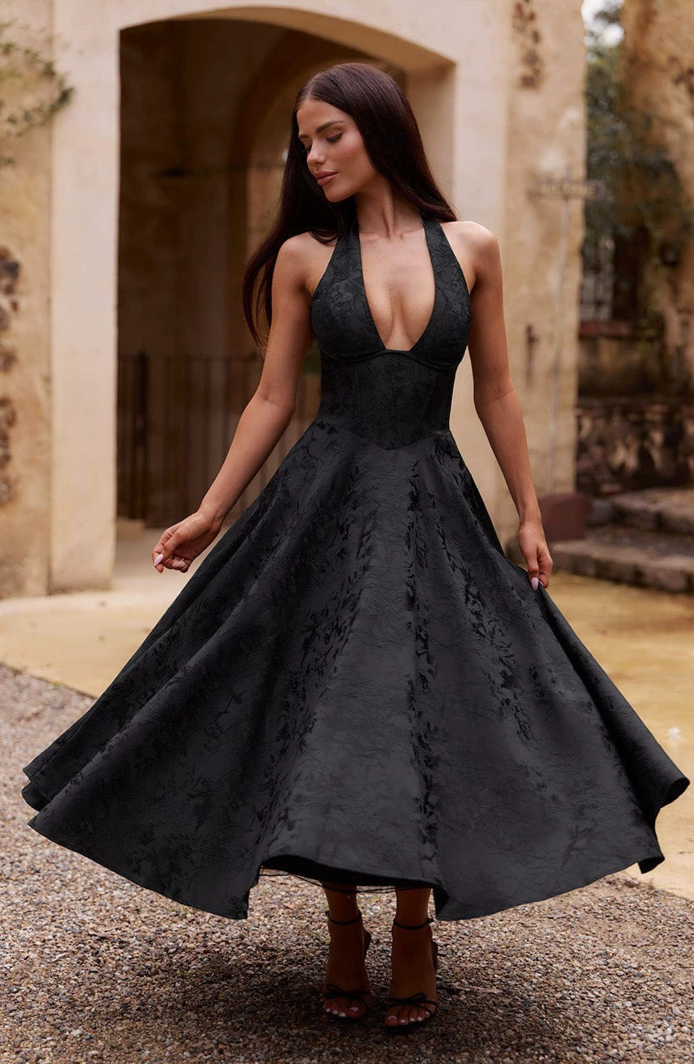 European and American Style V-Neck Halter Jacquard Dress, High-End Sleeveless Backless Evening Gown with Waist-Cinching Fit for Spring and Summer