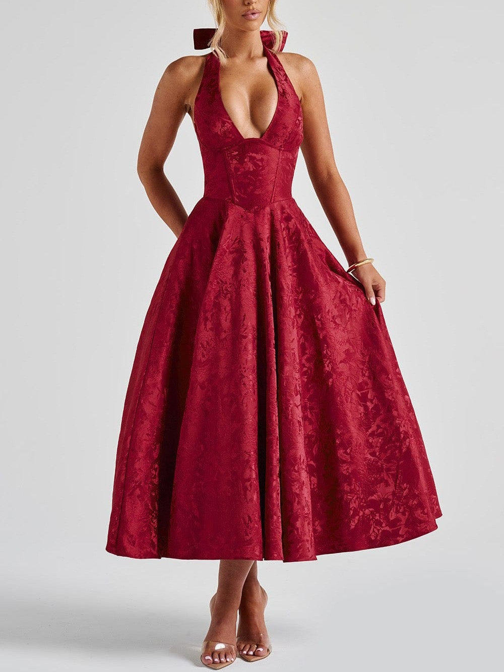 European and American Style V-Neck Halter Jacquard Dress, High-End Sleeveless Backless Evening Gown with Waist-Cinching Fit for Spring and Summer