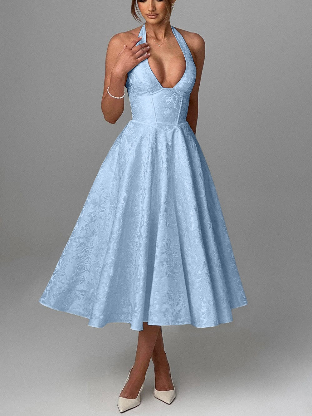 European and American Style V-Neck Halter Jacquard Dress, High-End Sleeveless Backless Evening Gown with Waist-Cinching Fit for Spring and Summer