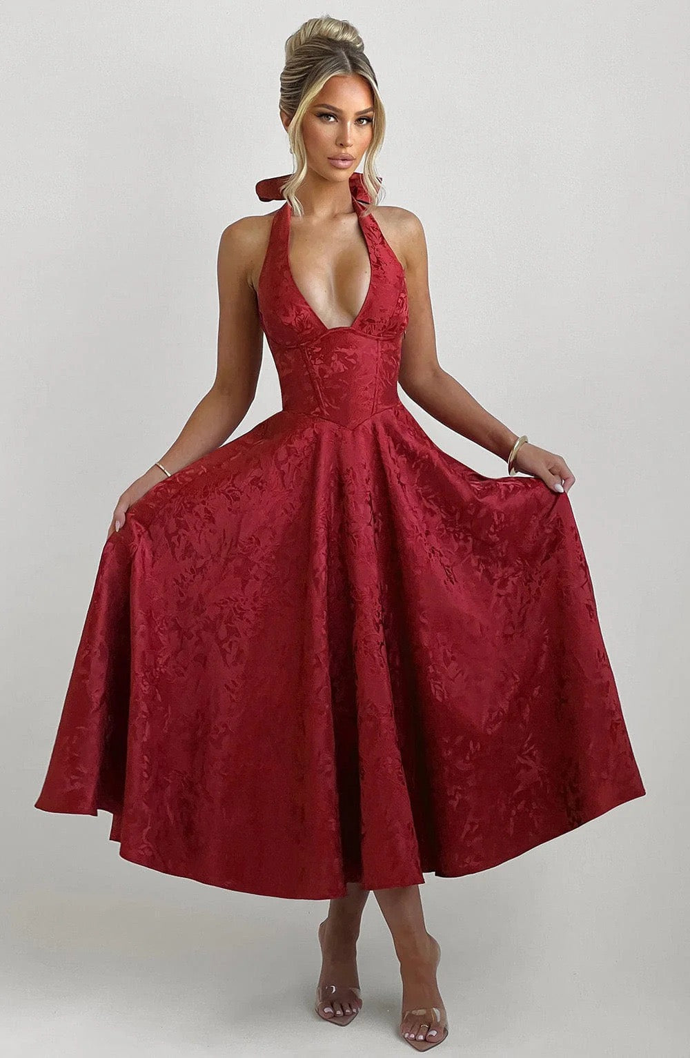 European and American Style V-Neck Halter Jacquard Dress, High-End Sleeveless Backless Evening Gown with Waist-Cinching Fit for Spring and Summer