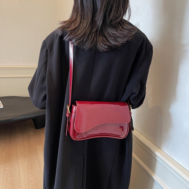 This year's popular creative patent leather shoulder bag 2024 new winter high-end fashion handbag temperament women's bag trend