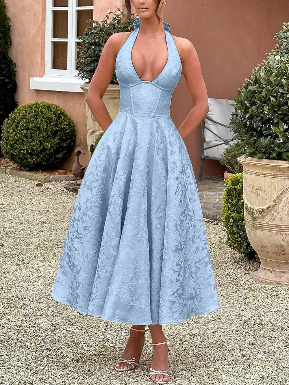 European and American Style V-Neck Halter Jacquard Dress, High-End Sleeveless Backless Evening Gown with Waist-Cinching Fit for Spring and Summer