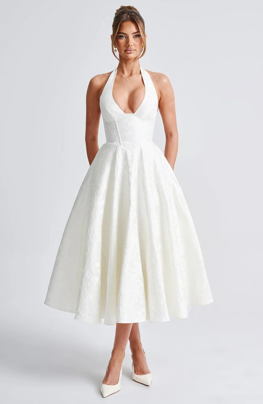 European and American Style V-Neck Halter Jacquard Dress, High-End Sleeveless Backless Evening Gown with Waist-Cinching Fit for Spring and Summer