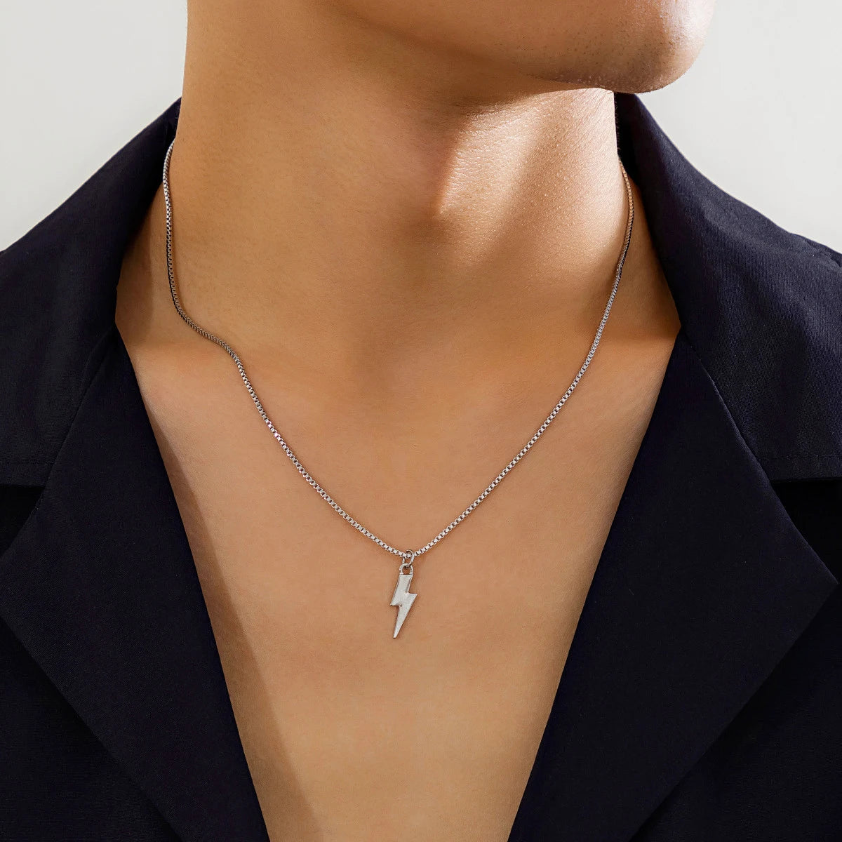 قلادة KunJoe Punk Metal Geometry Lightning Pendant للرجال قلادة Choker بسيطة باللون الفضي على شكل صندوق سلسلة هيب هوب