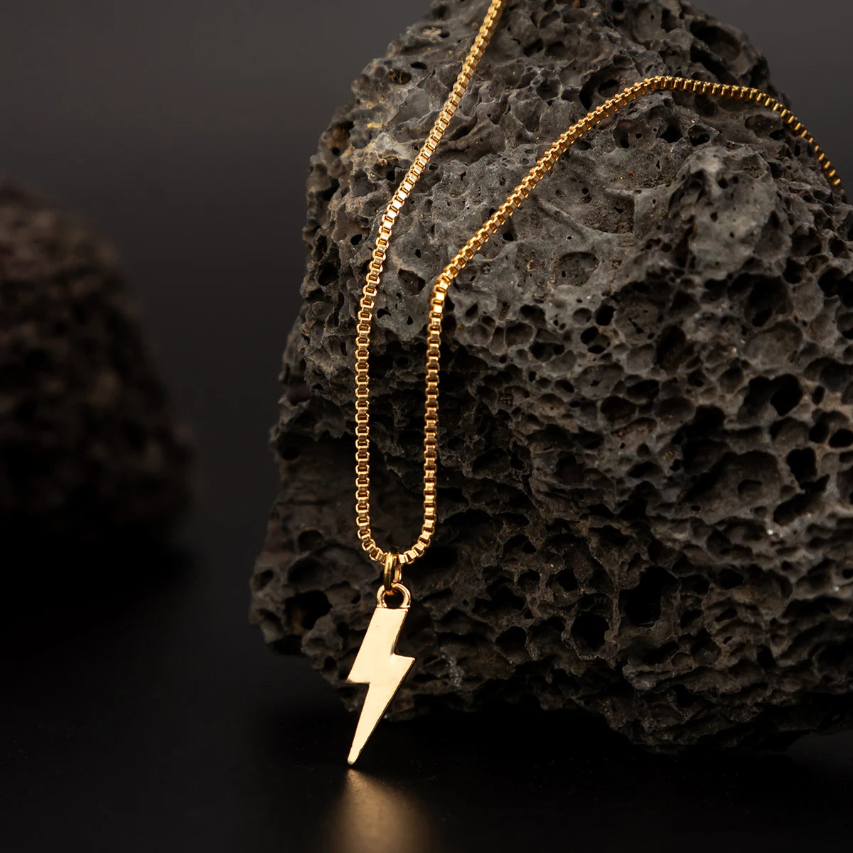 قلادة KunJoe Punk Metal Geometry Lightning Pendant للرجال قلادة Choker بسيطة باللون الفضي على شكل صندوق سلسلة هيب هوب