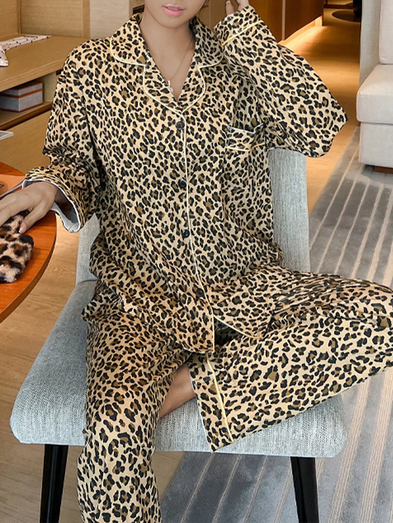 2-piece set of women's sexy and light luxury random printed leopard print long-sleeved cardigan and long pants set home clothes.