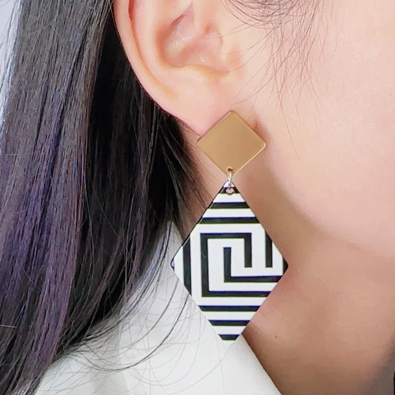 New Black and White Rhombic Embossed Print Earstuds Earrings Retro Popular Bohemia Simple Acrylic Earrings Jewelry Gift